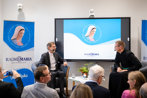 EB Grünwidl bei einer Livesendung Radio Maria / Erzdiözese Wien/ Schönlaub, Stephan Schönlaub EB Grünwidl bei einer Livesendung Radio Maria