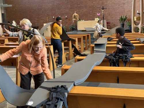 Sitzauflagen für die Kirche in Unterheiligenstadt / Pfarre Unterheiligenstadt / ml Sitzauflagen für die Kirche in Unterheiligenstadt