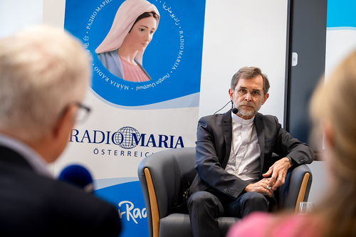 EB Grünwidl bei einer Livesendung Radio Maria / Erzdiözese Wien/ Schönlaub, Stephan Schönlaub EB Grünwidl bei einer Livesendung Radio Maria