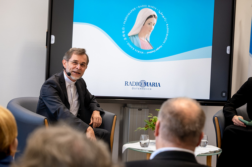 EB Grünwidl bei einer Livesendung Radio Maria / Erzdiözese Wien/ Schönlaub, Stephan Schönlaub EB Grünwidl bei einer Livesendung Radio Maria
