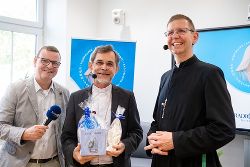 EB Grünwidl bei einer Livesendung Radio Maria / Erzdiözese Wien/ Schönlaub, Stephan Schönlaub EB Grünwidl bei einer Livesendung Radio Maria