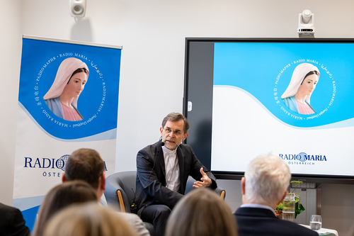 EB Grünwidl bei einer Livesendung Radio Maria / Erzdiözese Wien/ Schönlaub, Stephan Schönlaub EB Grünwidl bei einer Livesendung Radio Maria